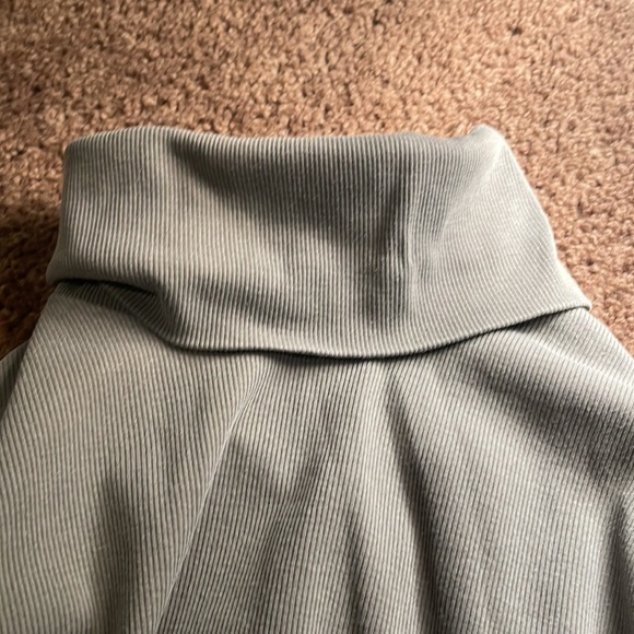 Wild Fable Women’s Turtle Neck Size S - Picture 3 of 5